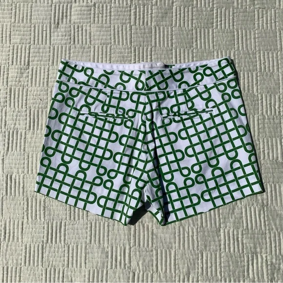 Elizabeth McKay White and Green Patterned Shorts Size 8 - Picture 3 of 4